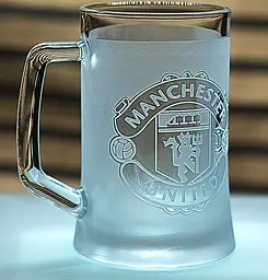 Пивний келих 660 мл ФК Манчестер Юнайтед FC Manchester United з гравіюванням подарунок для фаната ФК  футбольний кухоль - мініатюра 2