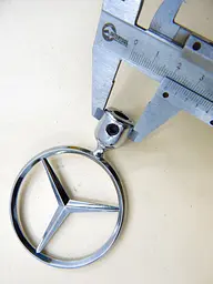 Емблема приціл на капот Mercedes W123,124,126 (Хром) 75 мм (Антивандальна) A2218800086 - мініатюра 8