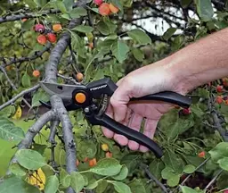 Професійний садовий секатор Fiskars P90 111960 (1001530)