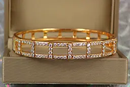 Браслет бенгл Xuping Jewelry дольче вита 60 мм 9 мм на руку від 17 до 19 см золотистий - мініатюра 2