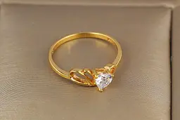 Кільце Xuping Jewelry тонке з трикутним камінчиком р 20 золотисте