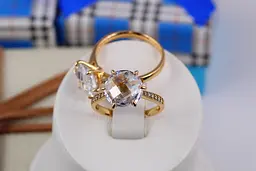 Кільце Xuping Jewelry тонке з білим фианитом 11 мм на шість кріплень р 16 золотисте - мініатюра 2