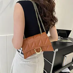 Кросбоді вигнутої форми в еко-шкірі з геометричним візерунком Lilly P4-378C коричнева - мініатюра 2