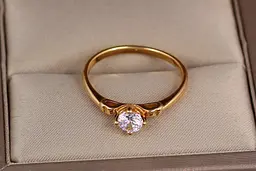 Кільце Xuping Jewelry з білим каменем на ніжці корона р 19 золотисте