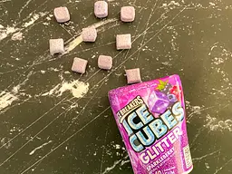 Жувальна гумка Ice Breakers Ice Cubes Sparkleberry 92 g - мініатюра 3