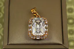 Кулон Xuping Jewelry прямокутник з білим каменем в обідку із крупних фіанітов 2 см золотистий
