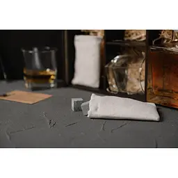 Подарунковий набір віскі Whiskey Stones з камінням для віскі в дерев'яному пеналі №3 + декантер і 2 склянки + щипці + мішечок - мініатюра 5
