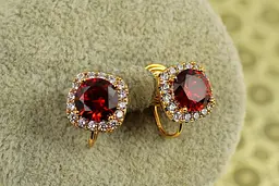 Серьги клипсы Xuping Jewelry Принцесса с красным камнем 11 мм золотистые - миниатюра 3
