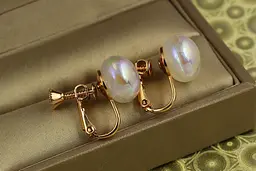 Сережки кліпси Xuping Jewelry кульки білий перламутр 1,6 см золотисті - мініатюра 2