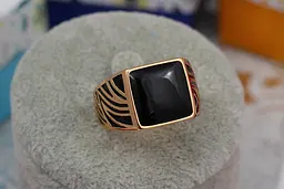 Печатка Xuping Jewelry квадратна з чорним покриттям р 19 золотиста