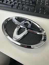 Емблема логотип Toyota 140х95 мм пластик 2 напрямні та 3 пуклей Туреччина - мініатюра 3