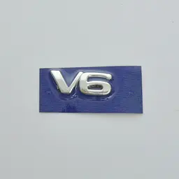 Емблема напис V6 скотч 47 x 17 мм (5690)