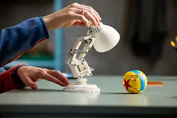 Конструктор LEGO Ideas Disney Pixar Luxo Jr. 613 деталей (21357) - мініатюра 18
