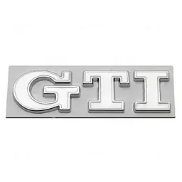 Емблема напис GTI для Volkswagen біла з сріблястою окантовкою 79х23 мм метал (на скотчі)