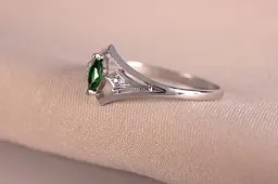 Каблучка з білого золота з зеленим каменем 19 K-0140 - мініатюра 5