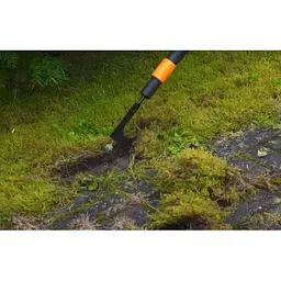 Сапка Fiskars QuikFit для прибирання трави на доріжці патіо (1000687) - мініатюра 4