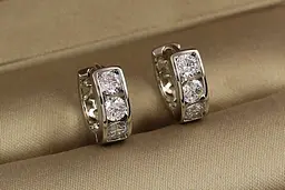 Сережки колечки Xuping Jewelry три крупні каменя 1,2 см сріблясті - мініатюра 2