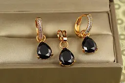 Набір Xuping Jewelry сережки і кулон з чорною зйомною краплею золотистий
