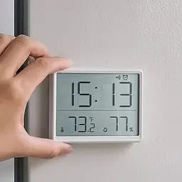 Годинник з термометром та гігрометром, цифровий будильник 9×7 см, з магнітним кріпленням, білий - мініатюра 2