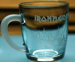 Скляна чашка 350 мл   Iron Maiden з гравіюванням подарунок для фаната хеві металу Айрон Мейден - мініатюра 2