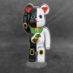 Акрилова колекційна фігурка Bearbrick Manekineko Gold Fortune White x Good Luck Black - мініатюра 2