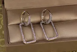Сережки Xuping Jewelry прямокутні обідки з камінцями в кільцях 3 см сріблясті