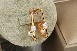 Серьги Xuping Jewelry подковка с фианитом и танцующей жемчужиной 2.7 см золотистые - миниатюра 2