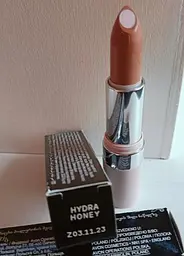 Матова губна помада Avon з гіалуроновою кислотою «Супер Зволоження», Медова/Hydra Honey - мініатюра 4