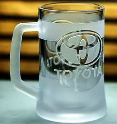 Пивний кухоль Toyota Тойота 660 мл з гравіюванням Подарунок автолюбителю  Келих з логотипом авто та легендарний слоган - мініатюра 2