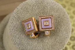 Сережки Xuping Jewelry Три квадрата з бузковою керамікою 1,6 см золотисті - мініатюра 3