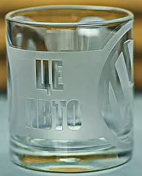Скляна чашка Volkswagen Фольксваген 320мл з гравіюванням Подарунок автолюбителю кружка для чаю кави з лого авто легендарний слоган - мініатюра 4