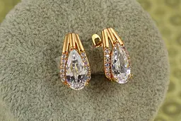 Сережки Xuping Jewelry Сонет з білим каменем 1,7 см золотисті