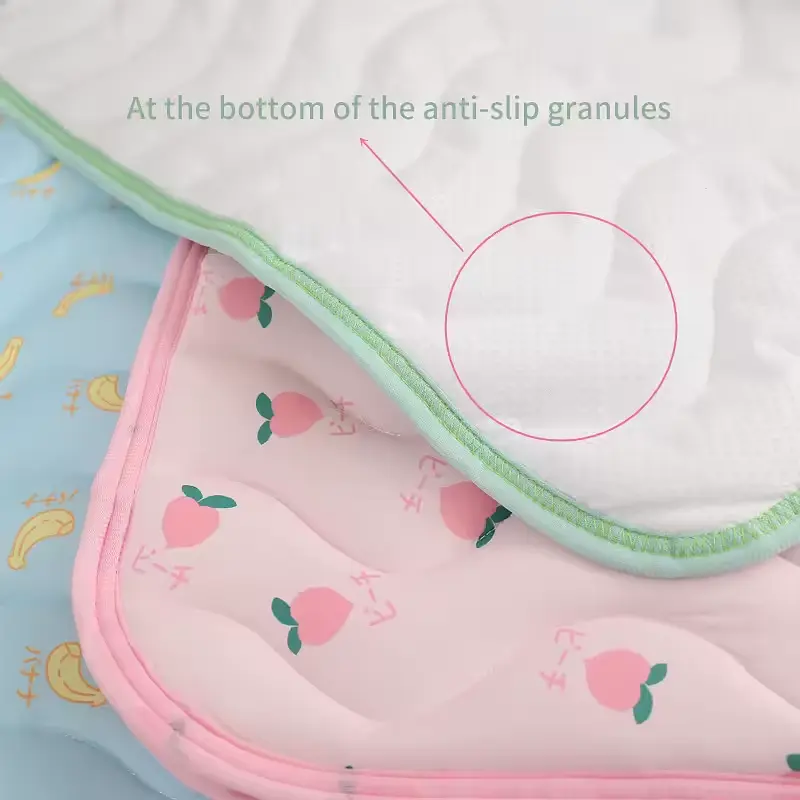Літня підстилка, що охолоджує Derby Ice Silk Summer Pet Cooling Mat Strawberry 55х70 см - фото 8