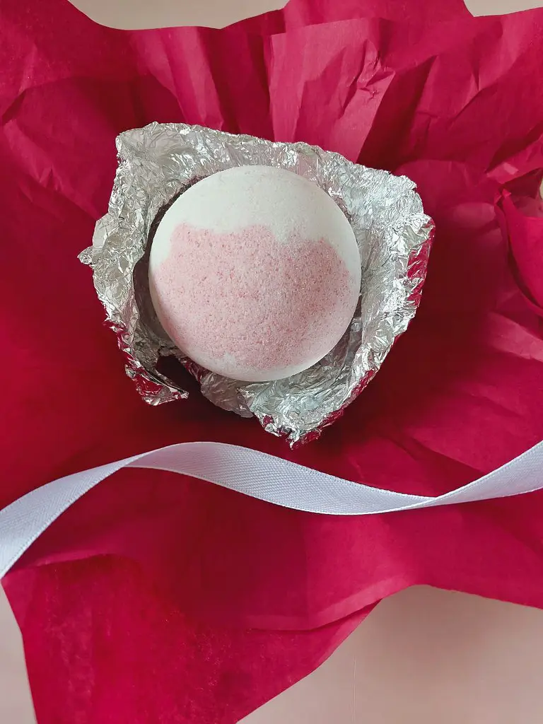 Біло-червона бомбочка для ванни Svich Shop Аромат стиглого апельсина й імбиру 180 г - фото 2