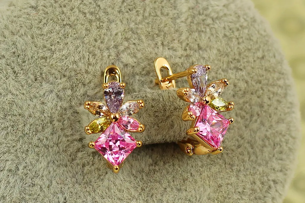 Сережки Xuping Jewelry Ельфійські з різнокольоровими каменями 1,4 см золотисті - фото 2