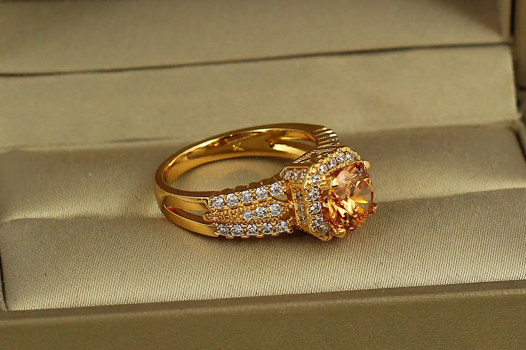 Кільце Xuping Jewelry Магічний елексир із жовтим каменем р 18 золотисте - фото 2