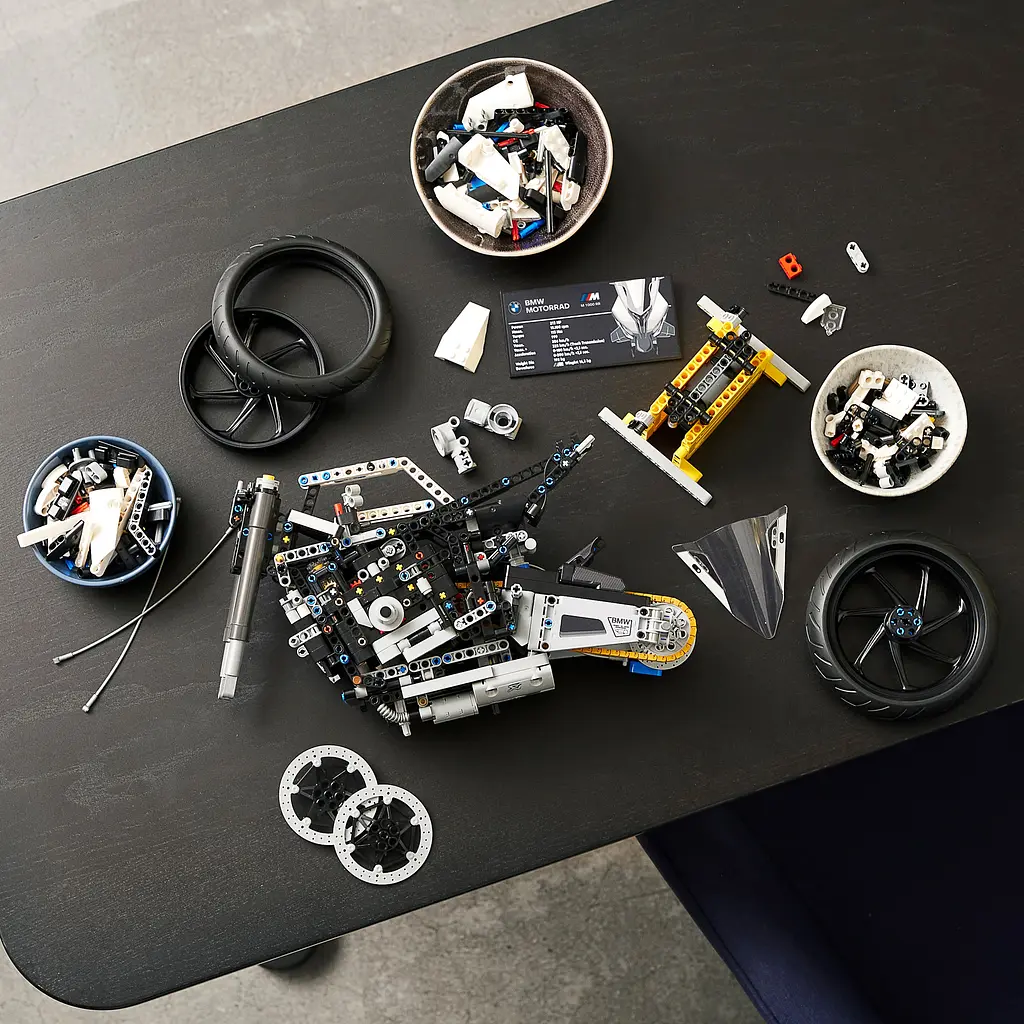 Конструктор LEGO Technic BMW M 1000 RR, 1920 деталей (42130) - фото 4