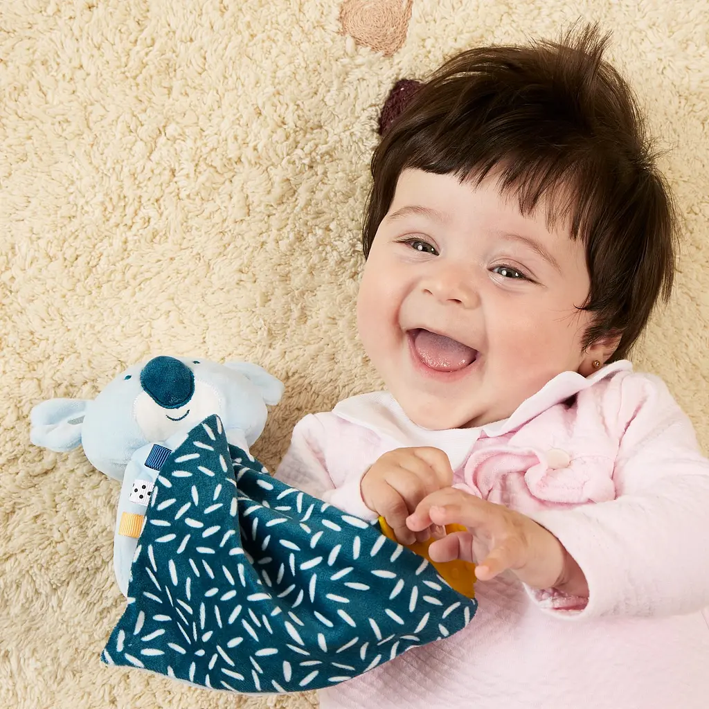 Подарунковий набір в коробці (текстильний комфортер та брязкальце) Miniland Baby Koala Gift (97380) - фото 5