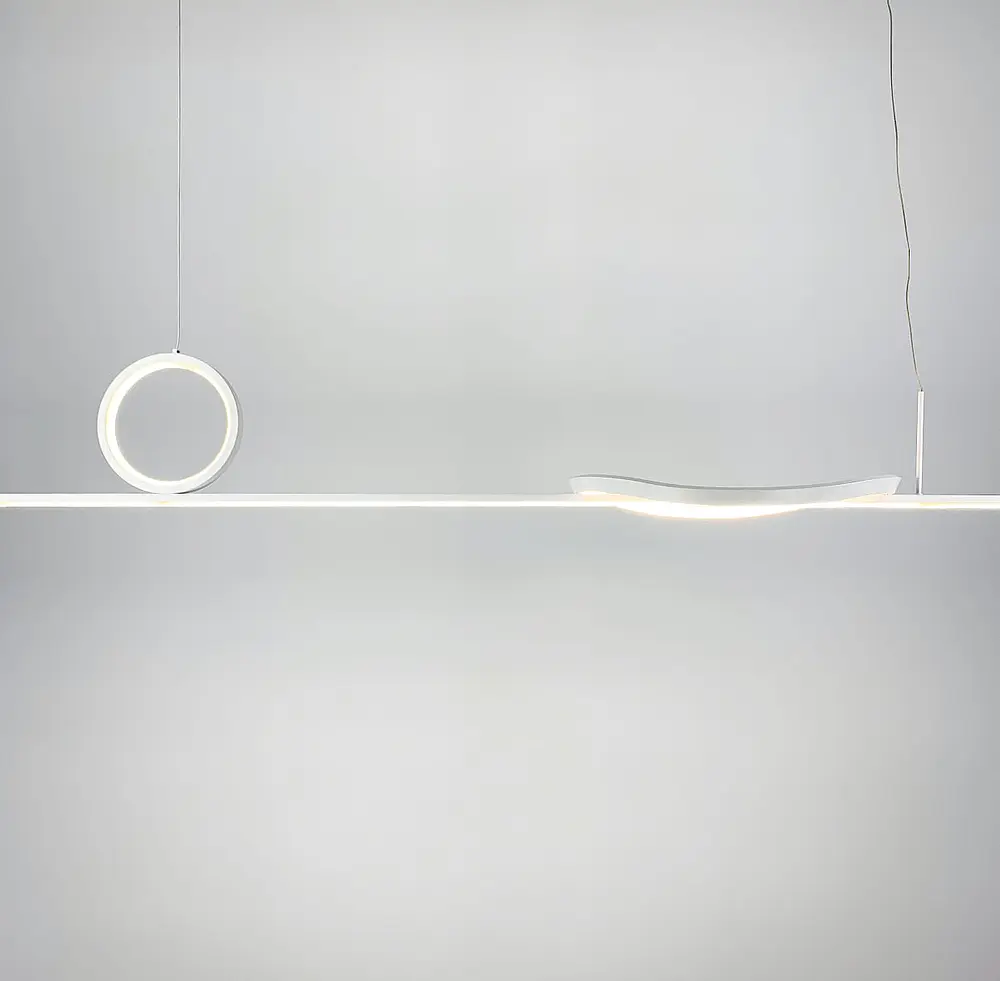 Удлиненная подвесная люстра в белом каркасе Line.F Длина 90 см - фото 2