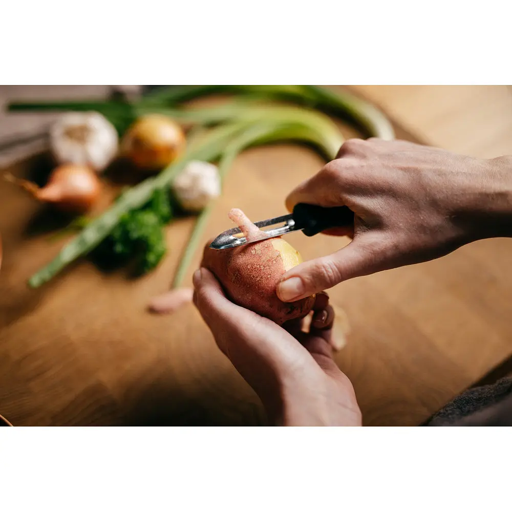 Ніж для чищення (овочечистка) Fiskars Essential 6 см (1065585) - фото 4