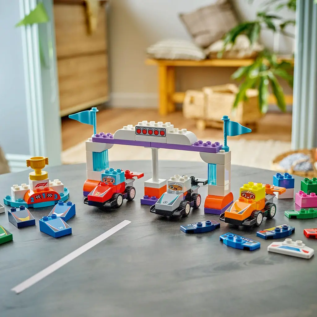 Конструктор LEGO DUPLO Автомобили для гонок и пилоты команд Формулы-1, 70 деталей (10445) - фото 4