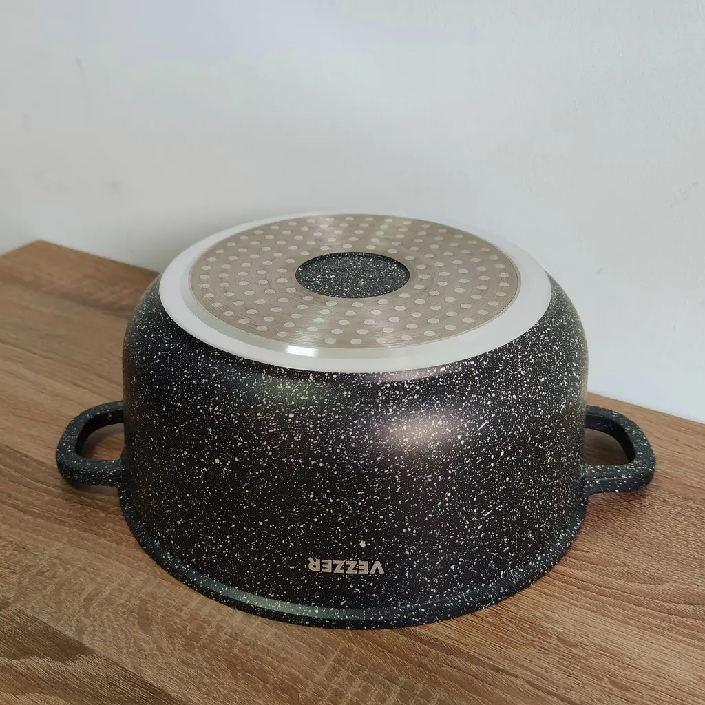 Каструля Vezzer з кришкою та силіконовими накладками на ручки 26 см 5.6 л чорна (VZ8012) - фото 6