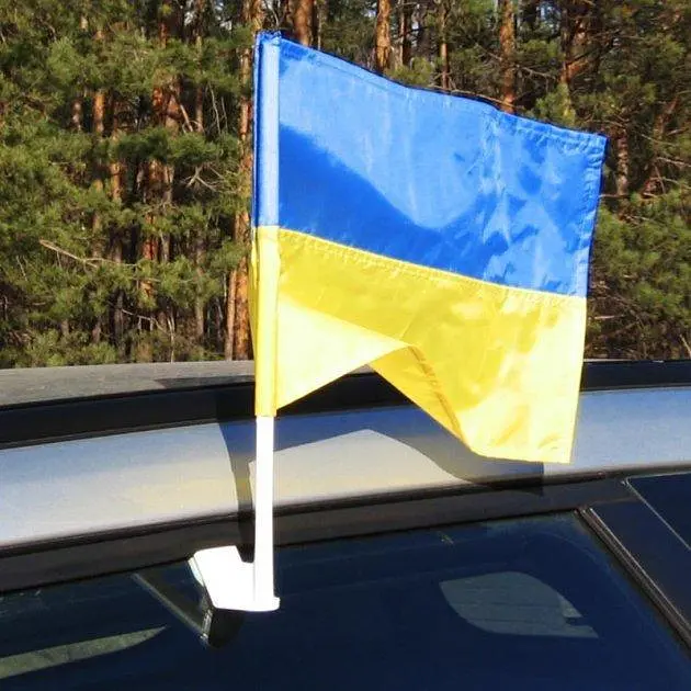 Прапор для авто УКРАЇНИ 45 х 30 см із пластиковим флагштоком - фото 2