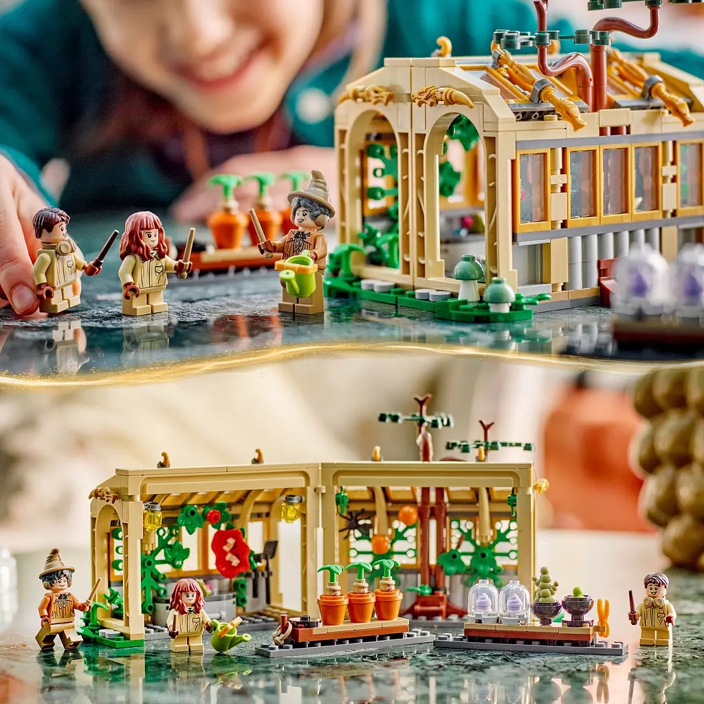 Конструктор LEGO Harry Potter Замок Хогвартс: урок гербологии 390 деталей (76445) - фото 16