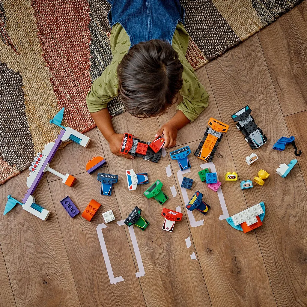 Конструктор LEGO DUPLO Автомобили для гонок и пилоты команд Формулы-1, 70 деталей (10445) - фото 6