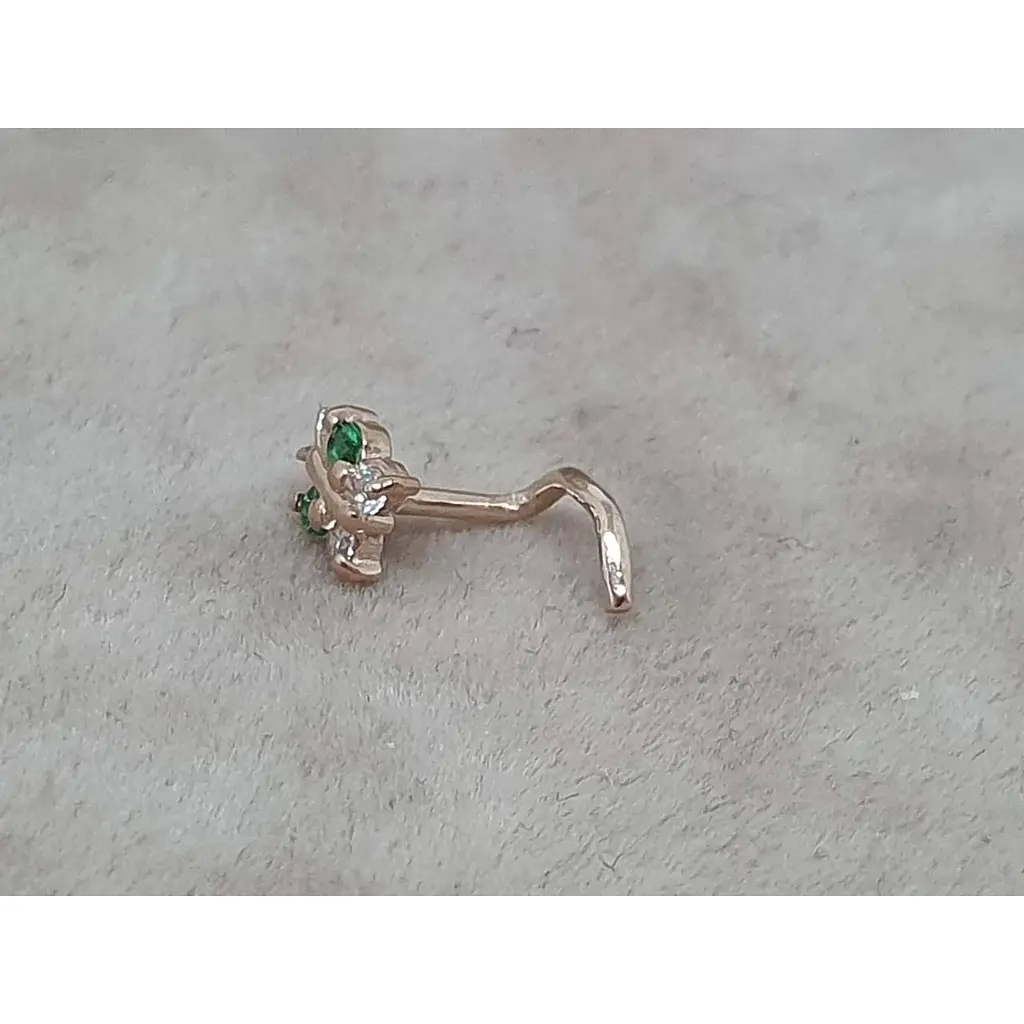 Золотая серьга-пирсинг в нос Dear с фианитами. 1041.6 Зеленый - фото 2