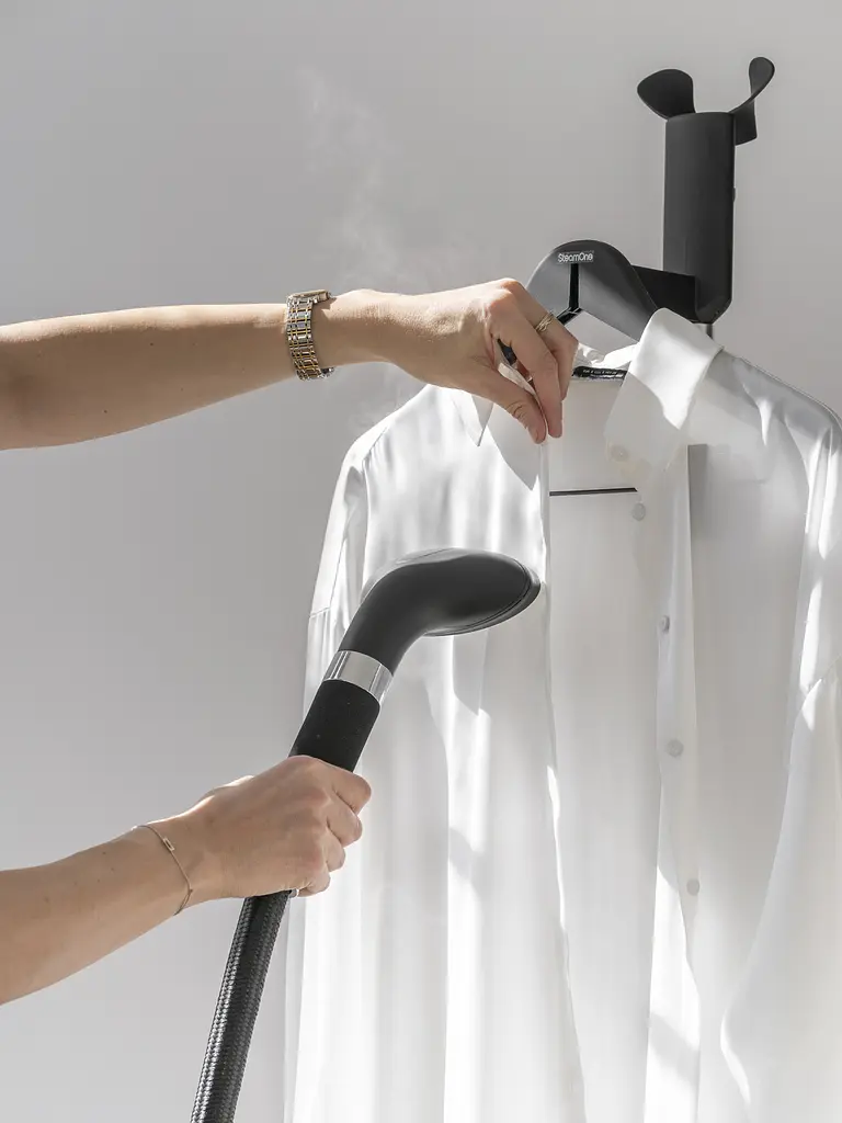 Відпарювач вертикальний SteamOne чорний (EUES200B) - фото 9