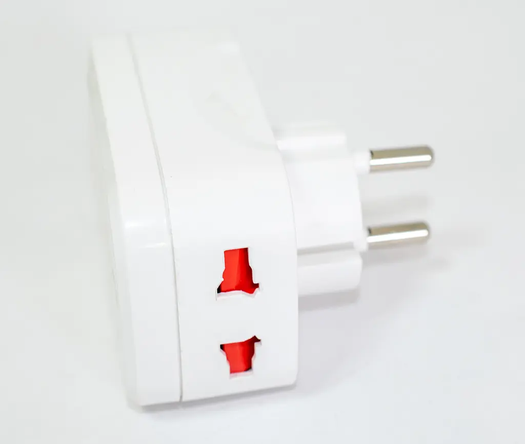 Мережевий перехідник трійник з USB, 2 розетки, 2 USB порти, універсальний адаптер білий - фото 4