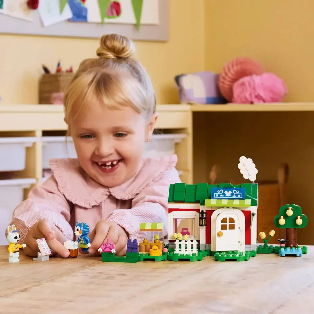 Конструктор LEGO Animal Crossing Крамниця одягу, що належить Able Sisters 322 деталей (77055) - фото 11