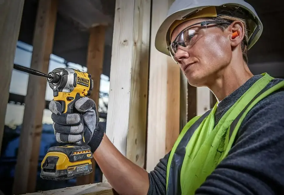 Шурупокрут акумуляторний ударний DeWalt з АКБ та ЗП DCF850E2T - фото 4